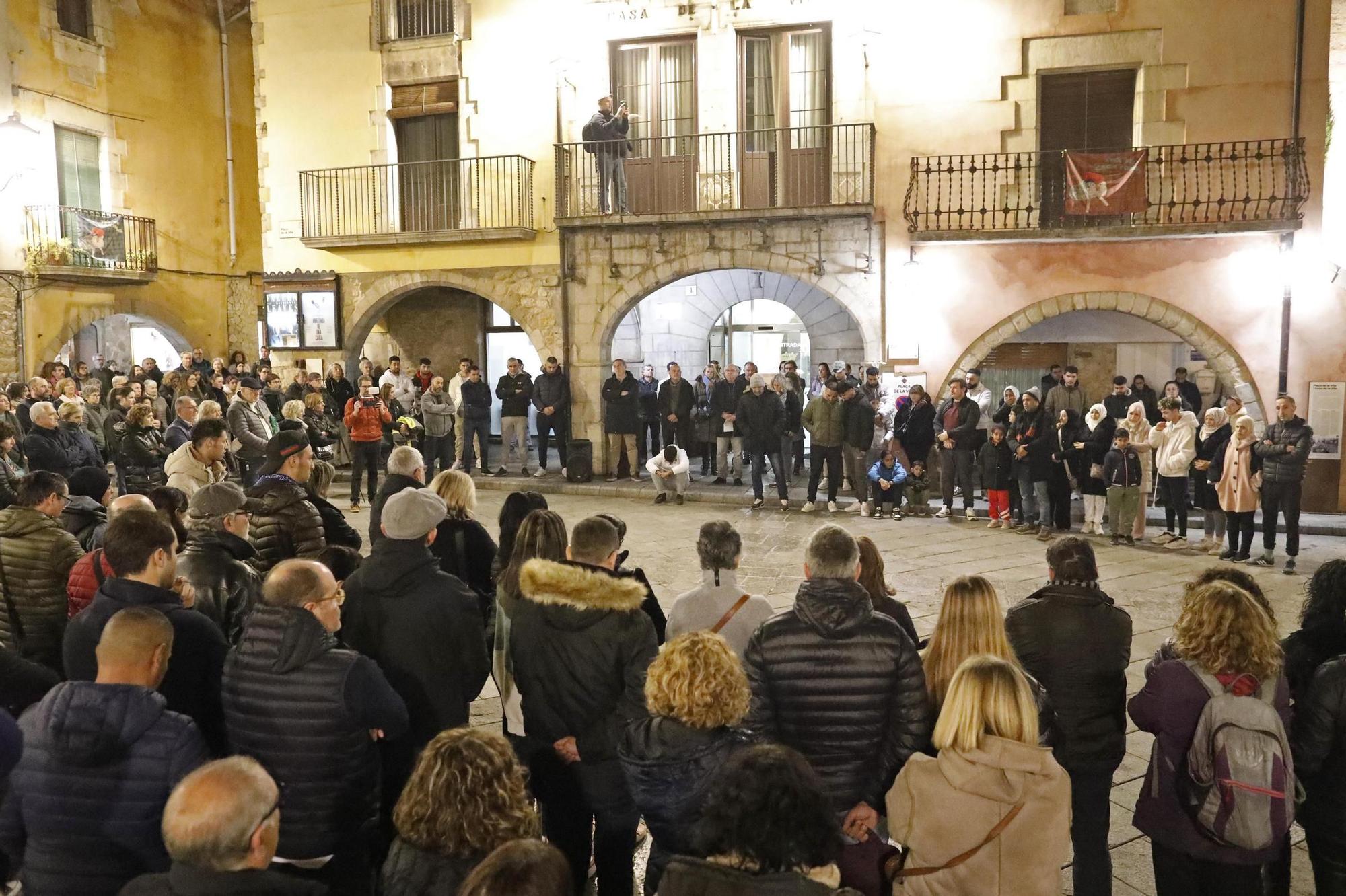 Multitudinària concentració a Torroella per reclamar justícia per la veïna assassinada