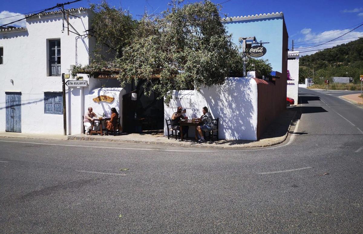 La fachada exterior de Bar Anita es una de las postales más conocidas de Ibiza. | BAR ANITA