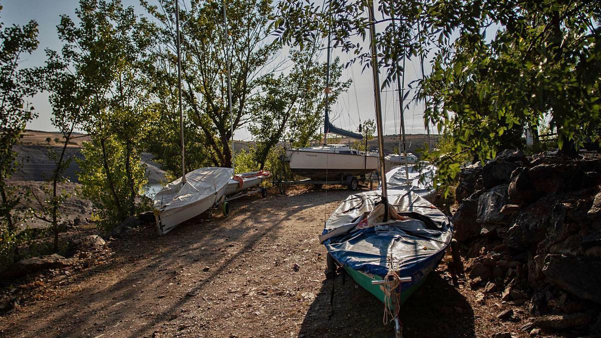 Barcos parados en el Clun Deportivo de Vela Zamora.