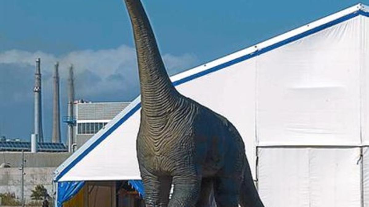 El 'brachiosaurus', en la entrada de la exposición, ayer.
