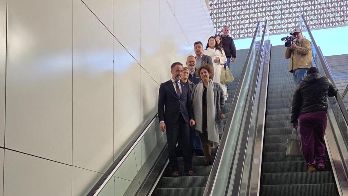 El conseller inauguró las nuevas escaleras mecánicas