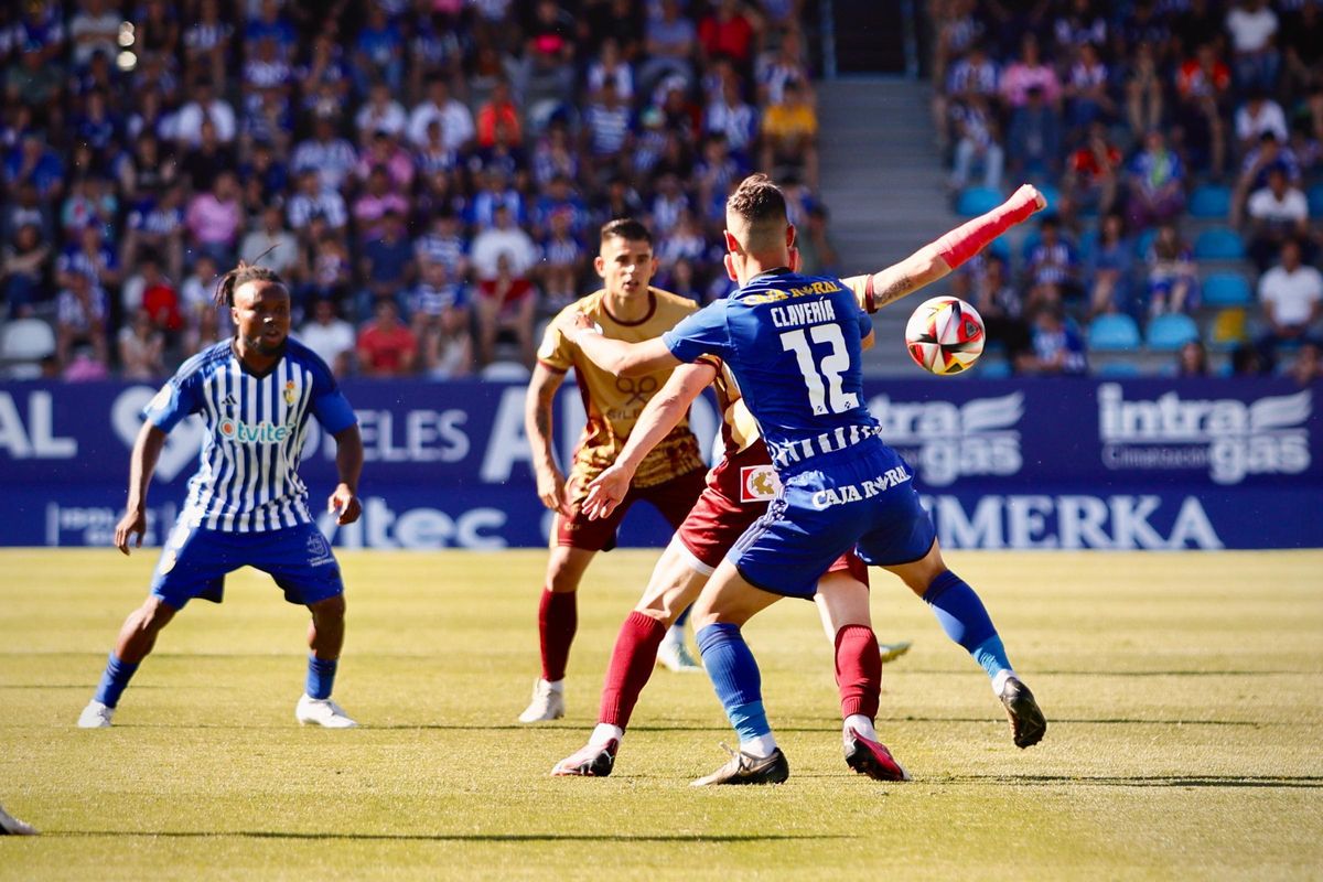 Clavería disputa un balón con un atacante del Córdoba CF, el domingo.