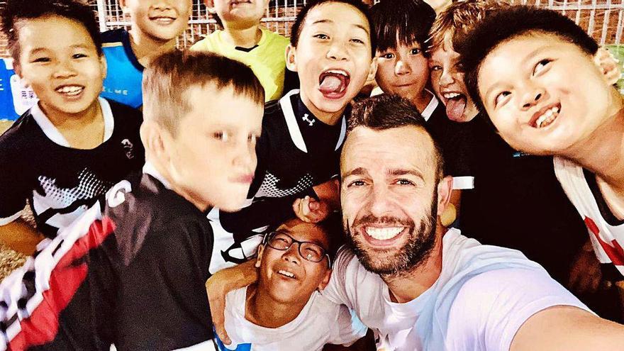 Álex Mazaira, en el centro de la imagen, con la cantera en la que es entrenador en Shangai.