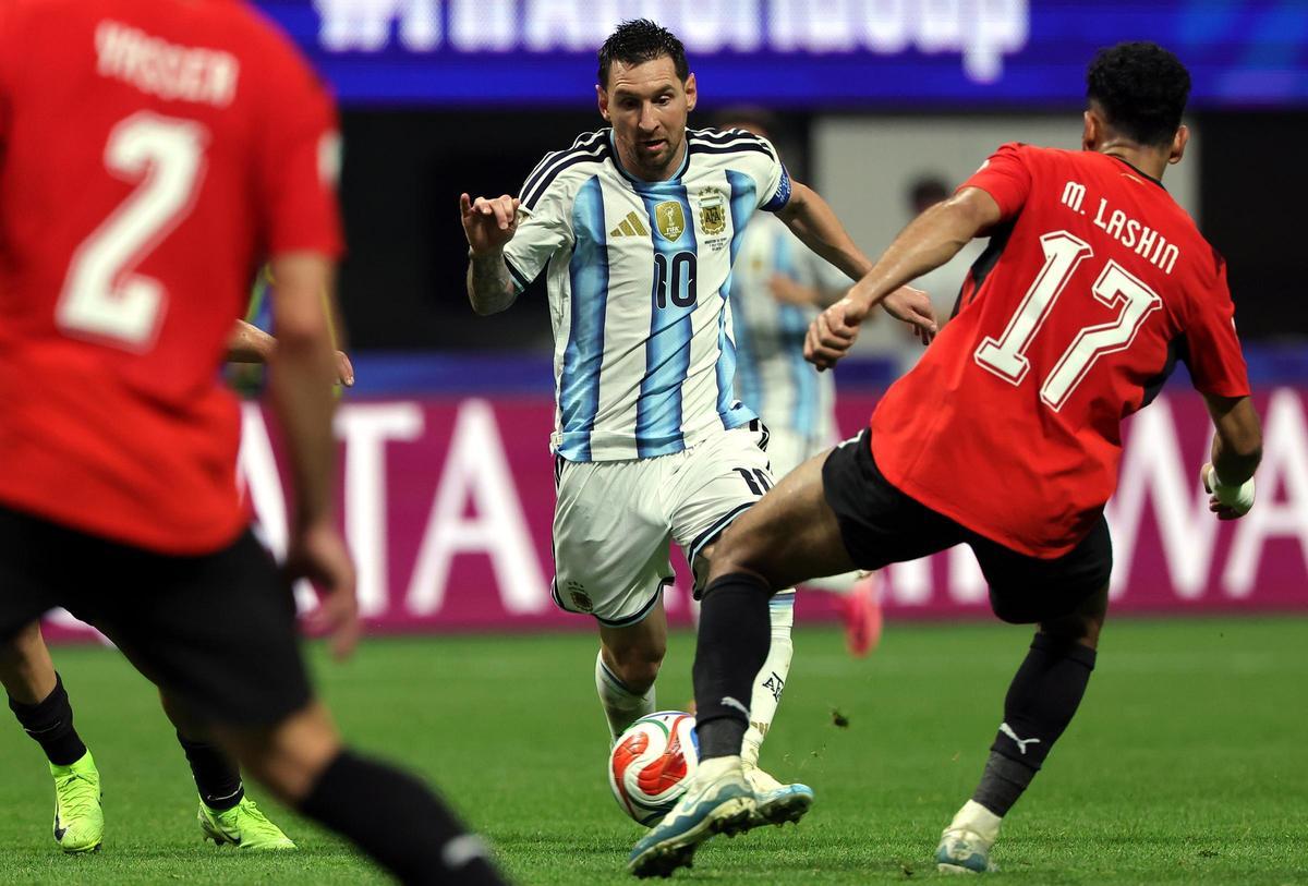 Messi escribe otra página inolvidable para que Argentina sobreviva ante Egipto
