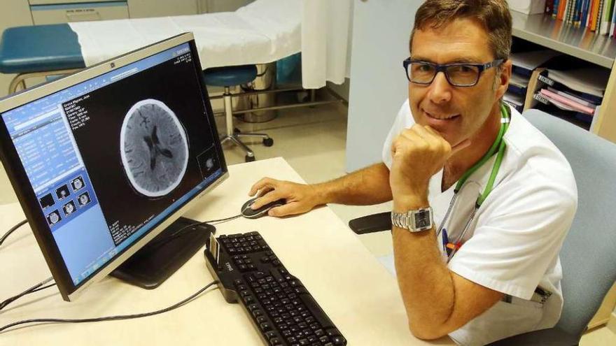 El doctor José Luis Maciñeiras, en su consulta del Hospital Meixoeiro de Vigo.