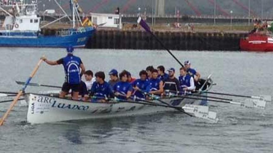 «La Lluanquina», durante la regata en la ría de Asón.