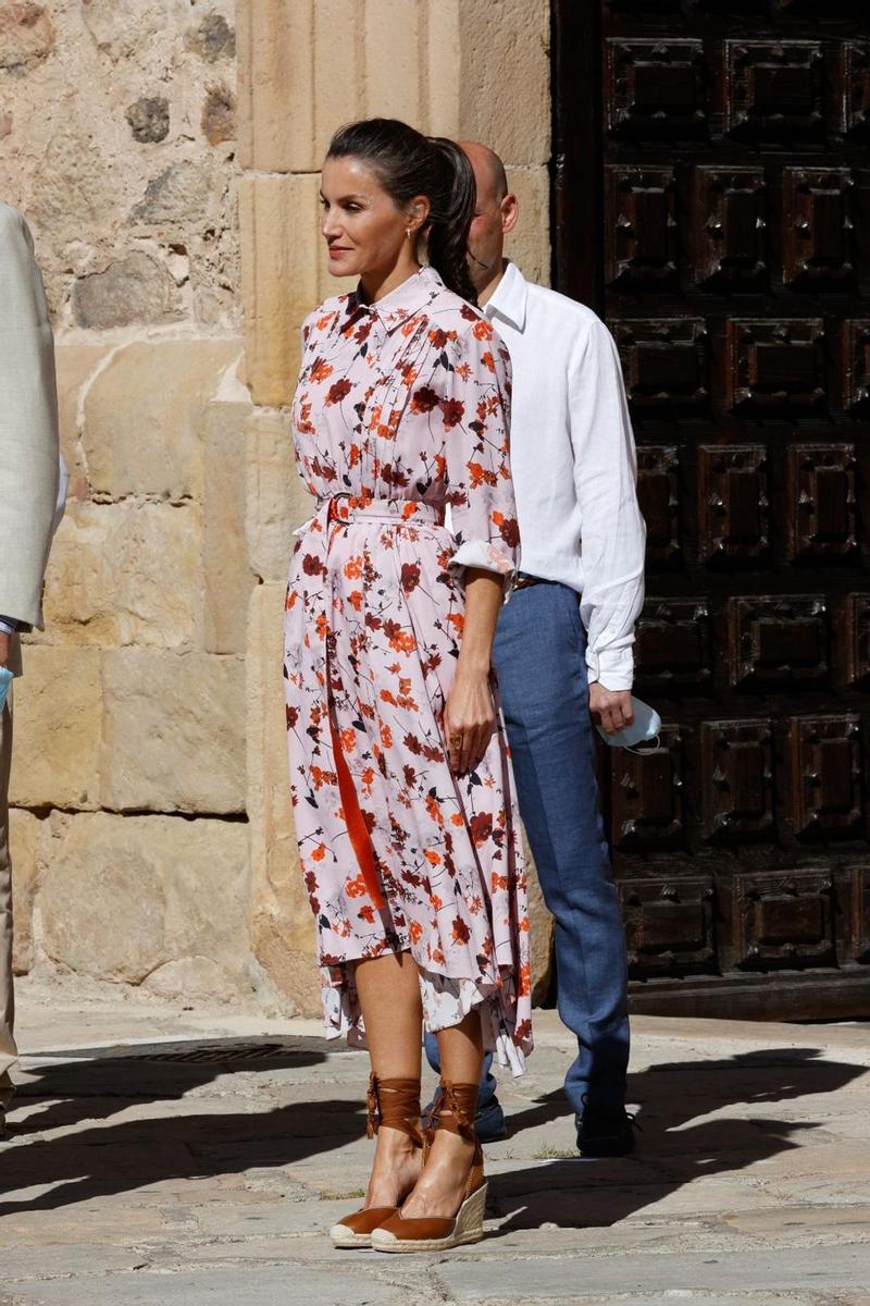 La reina Letizia con vestido camisero de Hugo Boss