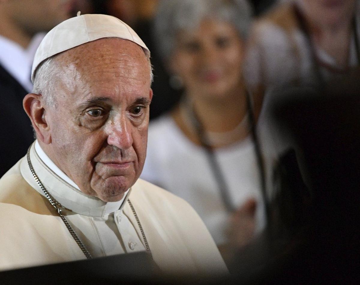 CRA79 CRACOVIA (POLONIA) 27/07/2016.- El papa Francisco (c) reza ante la tumba de san Estanislao, el patrón de Polonia, en la catedral de Wawel en Cracovia, Polonia hoy, 27 de julio de 2016, con motivo de la Jornada Mundial de la Juventud (JMJ) de 2016. El papa Francisco instó hoy a Polonia a mostrarse disponible para acoger a los inmigrantes, aquellos que huyen de las guerras y el hambre, en el primer discurso que pronunció en Cracovia, ante las autoridades en el palacio de Wawel. La JMJ se celebra en Cracovia y en Brzegi del 26 al 31 de julio. EFE/MACIEJ KULCZYNSKI PROHIBIDO SU USO EN POLONIA