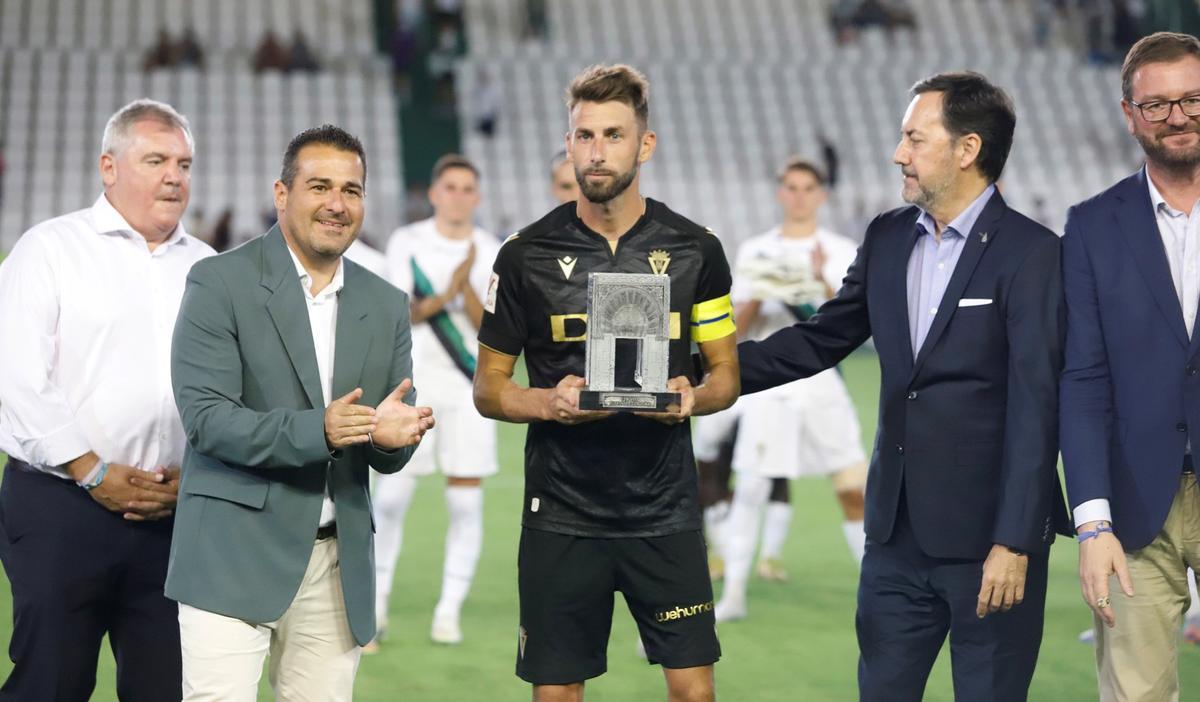 El Cádiz recibe el trofeo de campeón de la primera edición.
