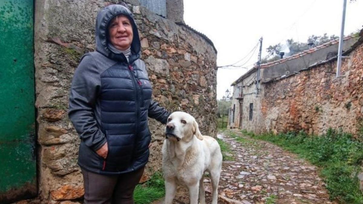 La última guardiana de un pueblo de Extremadura que se resiste a morir.