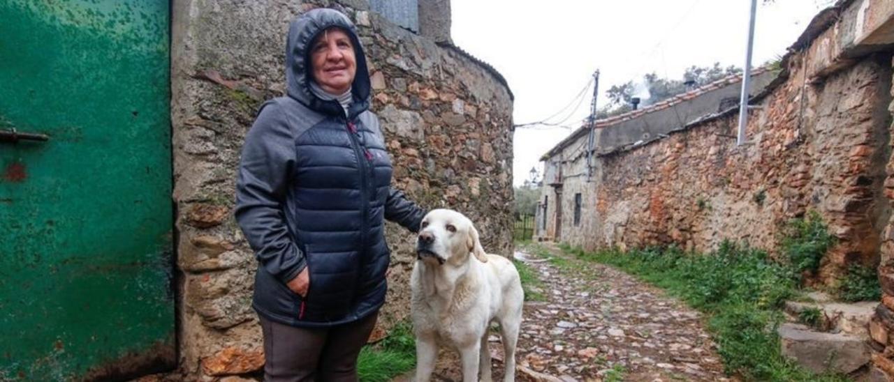 La última guardiana de un pueblo de Extremadura que se resiste a morir.