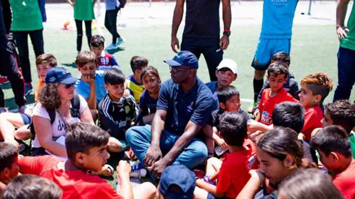 Lilian Thuram, exjugador del Barça, en un campo de refugiados este verano