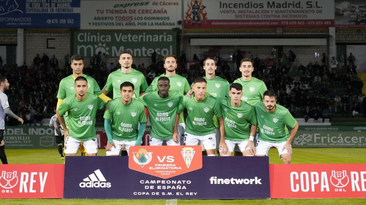 Los jugadores del Cacereño con una camiseta para dar ánimos a su compañero Alfonso Liceras por la muerte de su padre siete días antes.