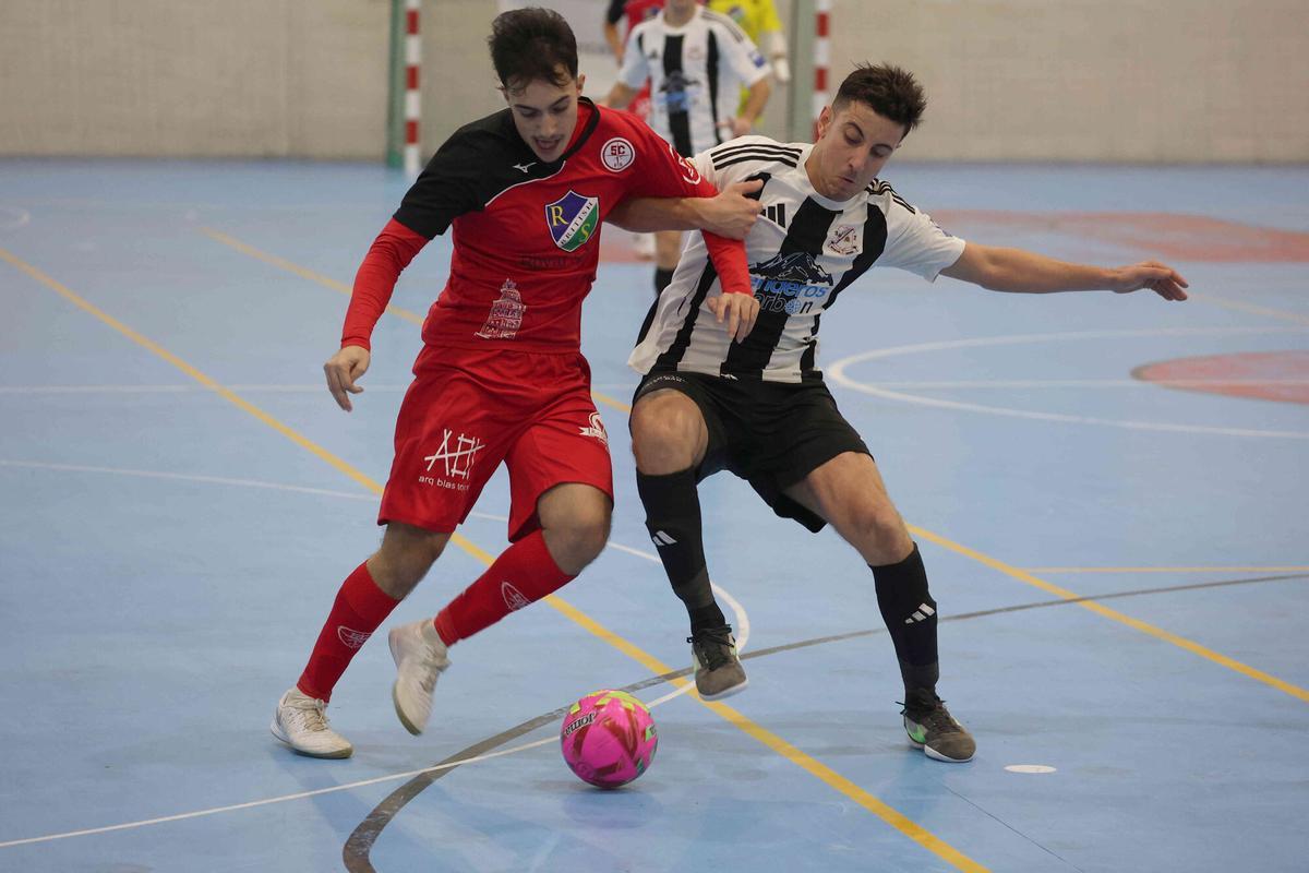 Un lance del 5 Coruña en el duelo de este curso ante el Laviana.
