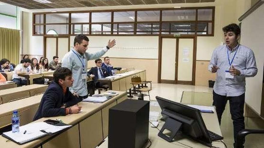 Miguel González, a la derecha, durante una de sus intervenciones. A la izquierda, Javier Muñoz -de pie- y Marcos Rey.