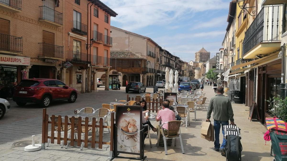 Vecinos disfrutan en una terraza de un establecimiento hostelero ubicado en la Plaza Mayor.