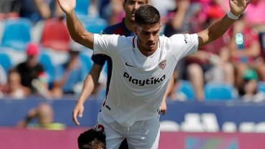 Nikola Vukcevic, durante el partido frente al Sevilla en el Ciutat de València.