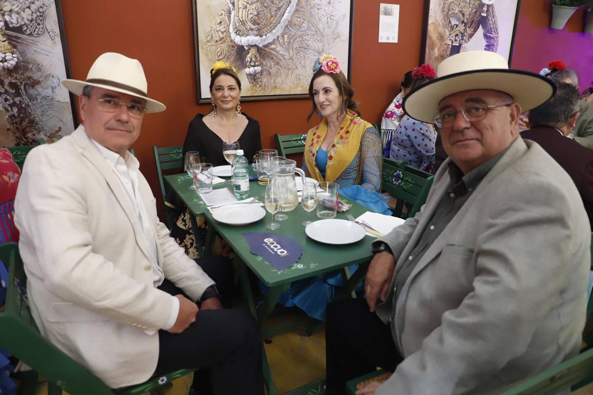 Grupos de amigos y familiares disfrutan de la feria de día