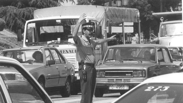 Un agente de la Policía Local dirigiendo en tráfico en Vigo en 1993, de cuando data la Ordenanza General de Circulación.