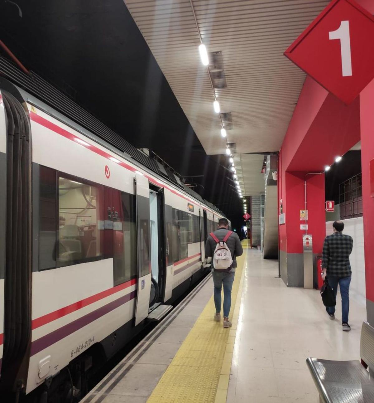Interior de la estación de Cercanías en Fuengirola. | L. O.
