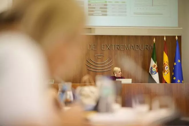 Fotogalería | La Junta de Extremadura registra en la Asamblea los presupuestos autonómicos de 2026