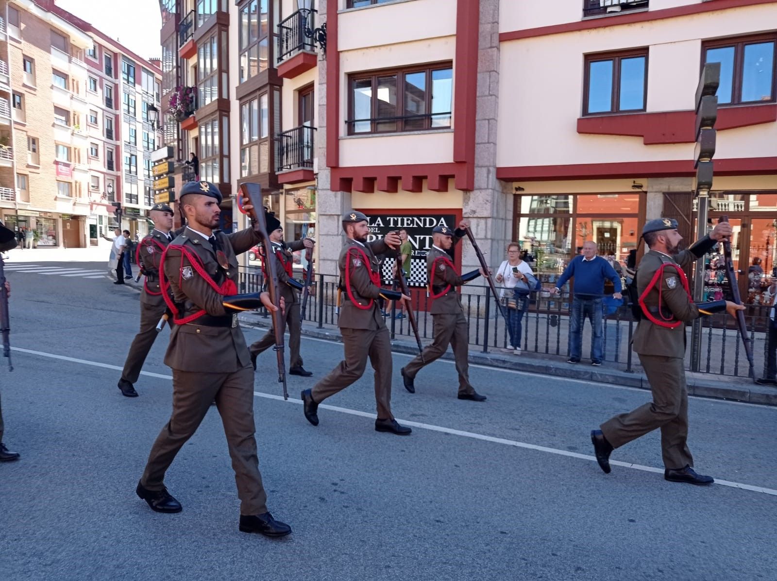 Multitudinaria jura de bandera en Covadonga, con imágenes para la historia en el real sitio