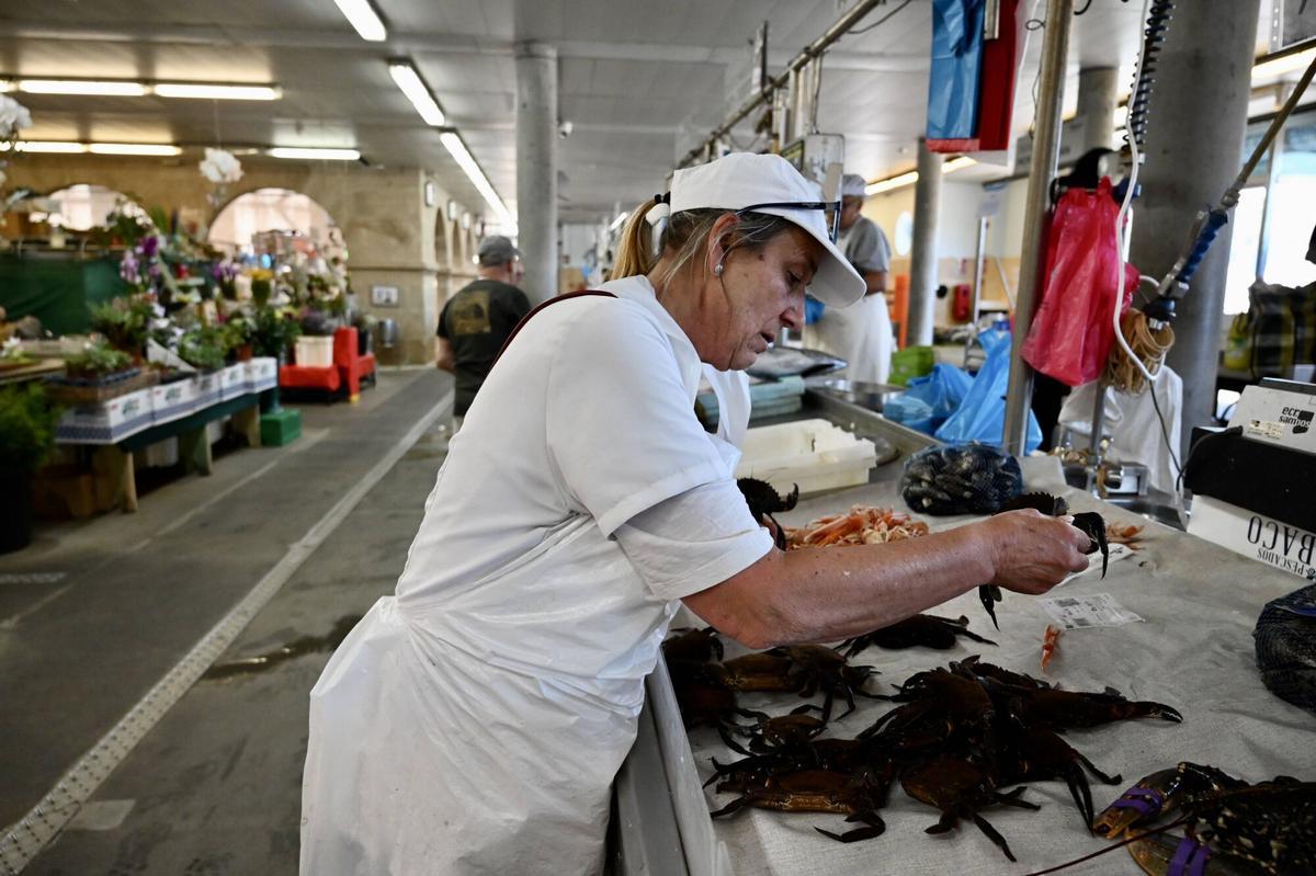 PONTEVEDRA.Venta de pulpo y nécoras tras la veda en el Mercado de abastos