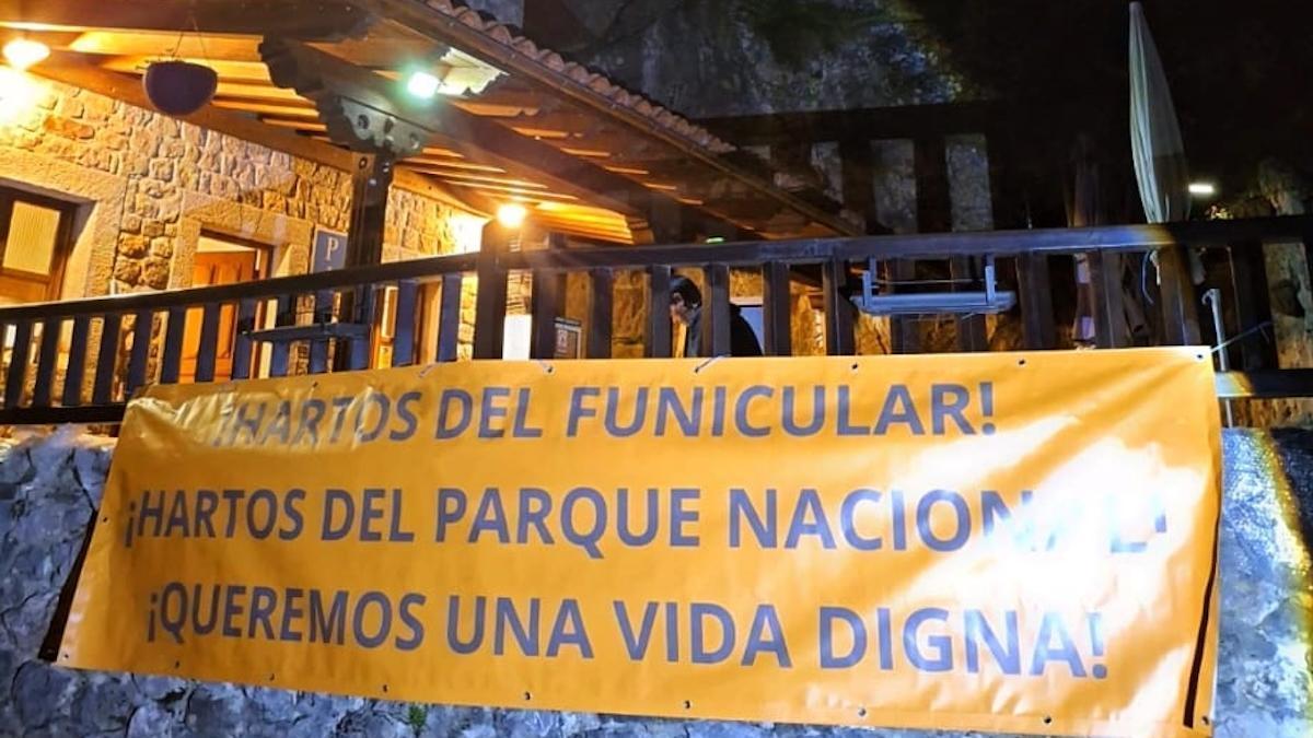 La pancarta de protesta desplegada por los vecinos de Bulnes.