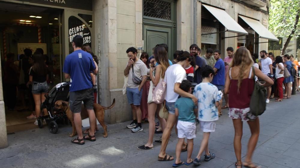 Desenes de persones fan cua per tastar els nous gelats d'«Stranger Things» de Jordi Roca