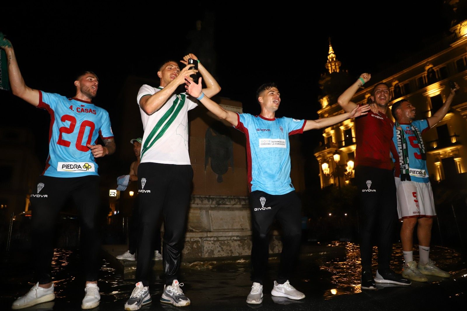 Los aficionados cordobesistas celebran el ascenso en Las Tendillas