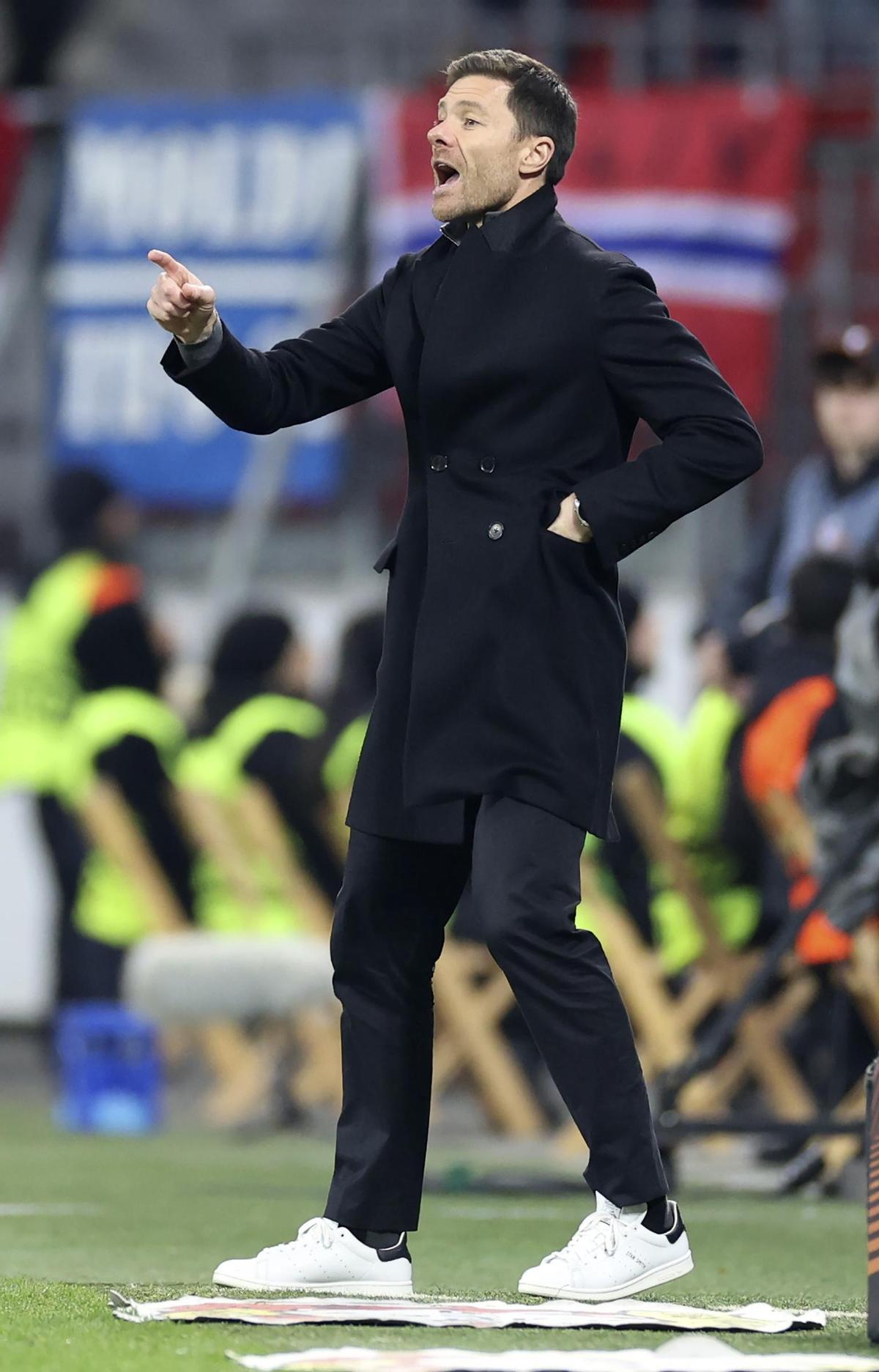 Xabi Alonso dirigiendo al Bayer Leverkusen