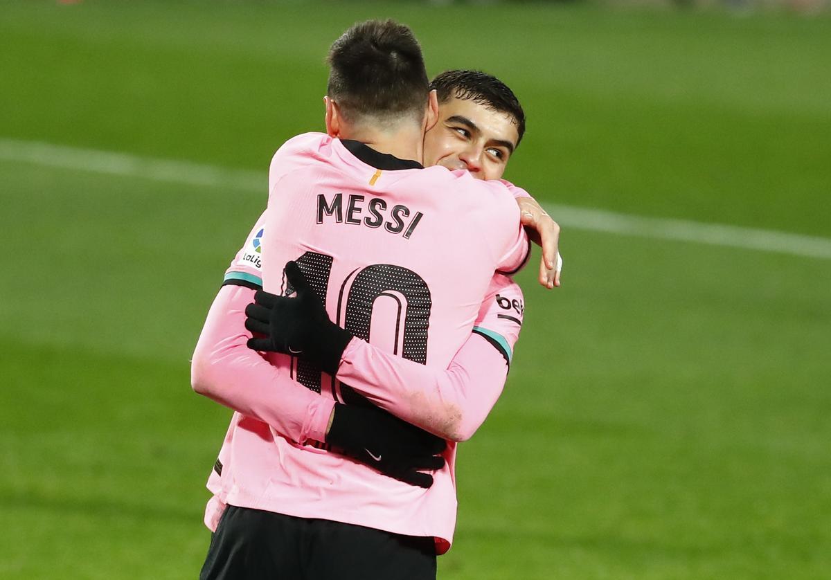 Pedri es abrazado por Messi tras el gol del argentino en Valladolid.