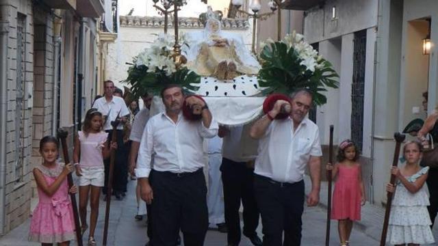 Un momento de la procesión de la Mare de Déu d'Agost en Estivella.