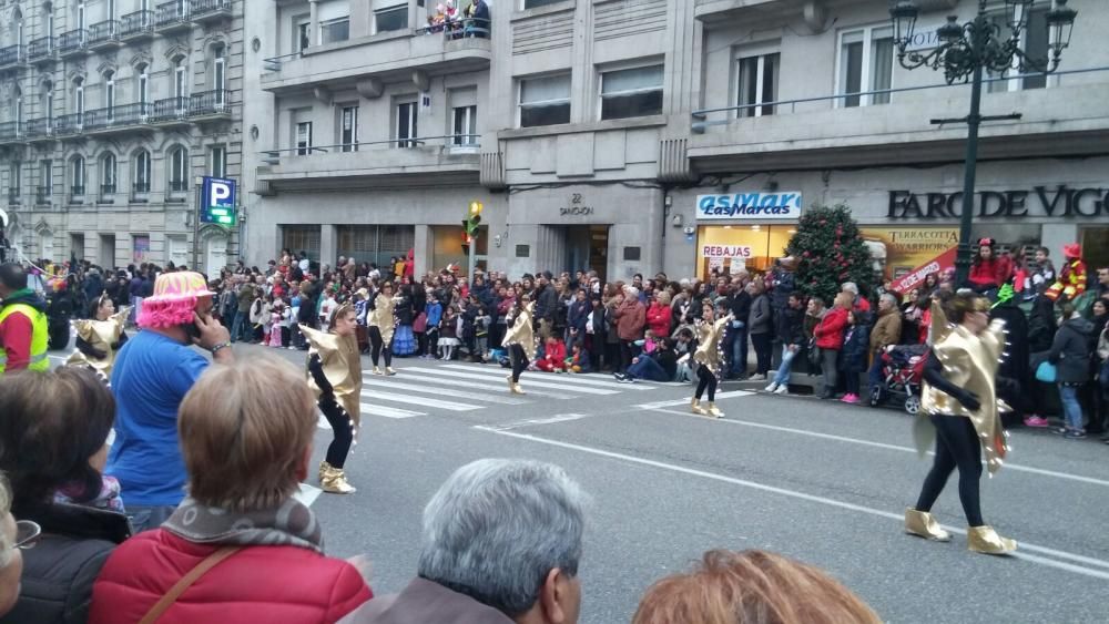 Miles de personas abarrotan las calles del centro de la ciudad para presenciar el desfile de comparsas