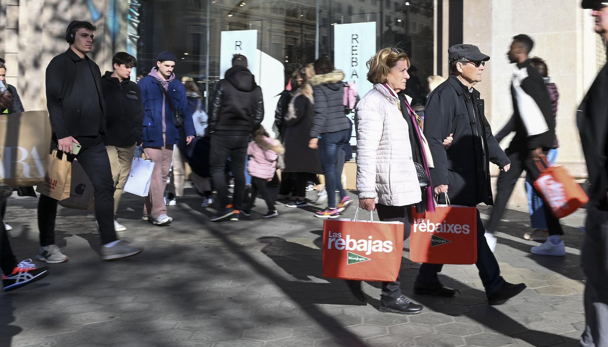 Barcelona. 07.01.2023. Barcelona. Compradores por el centro de Barcelona el día que se Inician las rebajas oficiales en el comercio tradicional. Fotografía de Jordi Cotrina