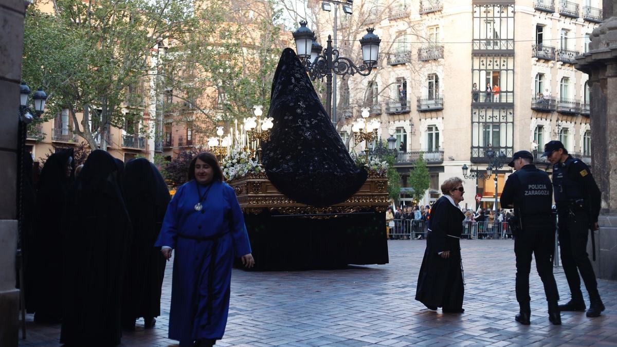 FOTOGALERÍA | Zaragoza se llena de capirotes y bombos en la procesión del Santo Entierro