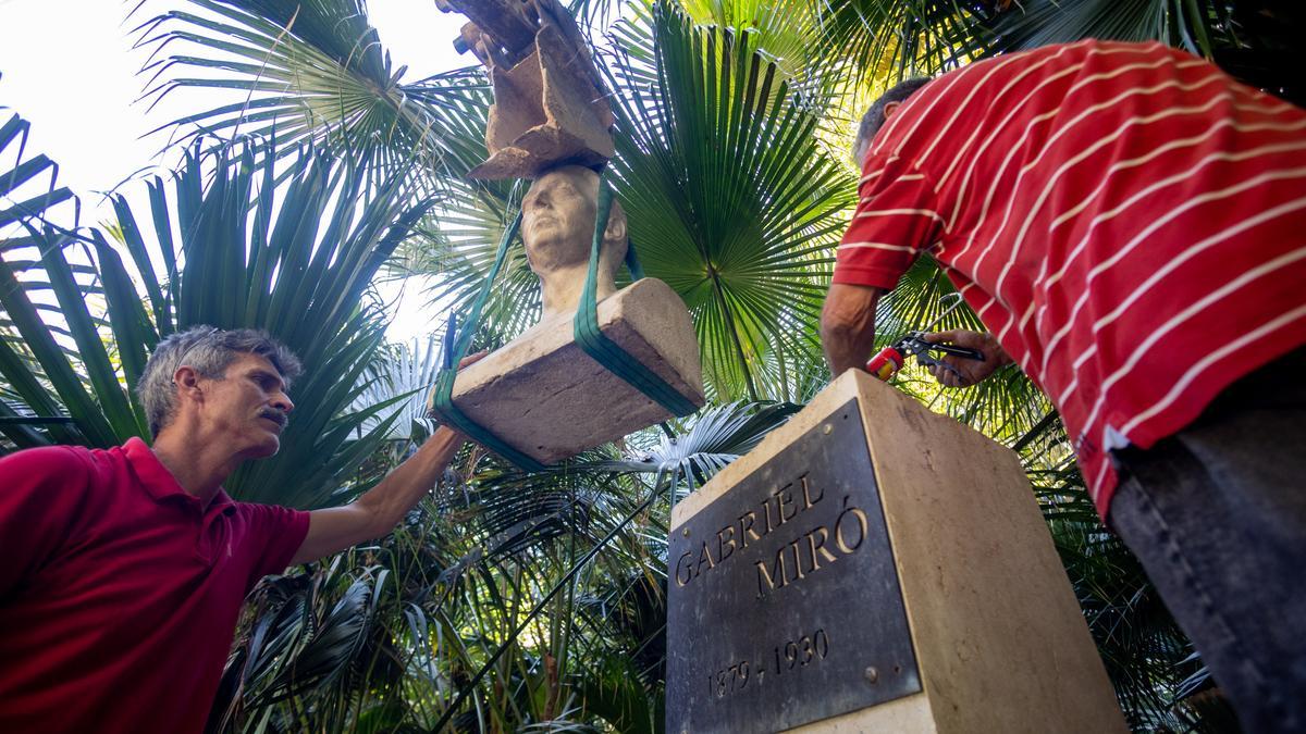 El busto de piedra de Gabriel Miró vuelve a su pedestal con pernos para impedir el vandalismo