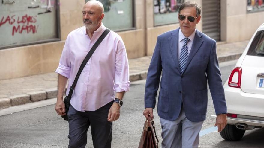 El exfiscal Miguel Ángel Subirán y el exjuez Manuel Penalva, a su llegada al juicio.