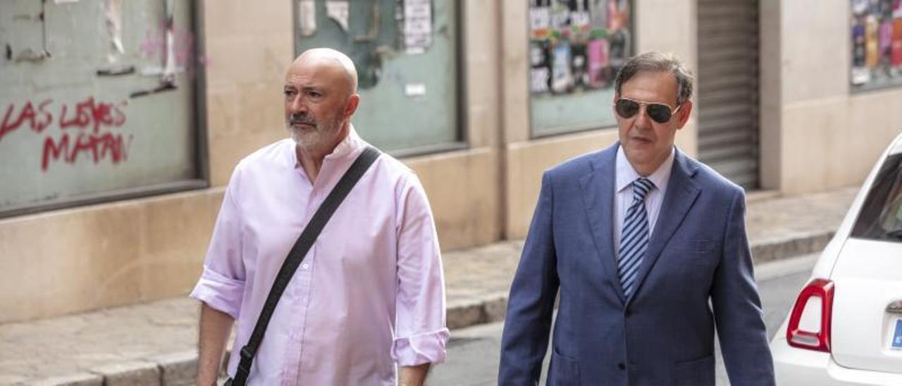 El exfiscal Miguel Ángel Subirán y el exjuez Manuel Penalva, a su llegada al juicio.