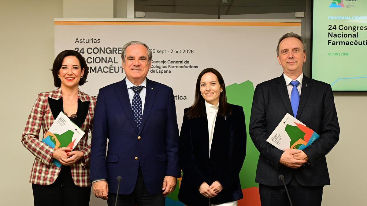 Por la izquierda, Raquel Martínez, secretaria general del Consejo General Colegio Farmacéuticos; Jesús Aguilar, presidente Consejo General Colegios Farmacéuticos; Teresa Méndez Bravo, presidenta electa Colegio Farmacéuticos Asturias y Alfredo Menéndez, presidente en funciones del Colegio Farmacéuticos Asturias.