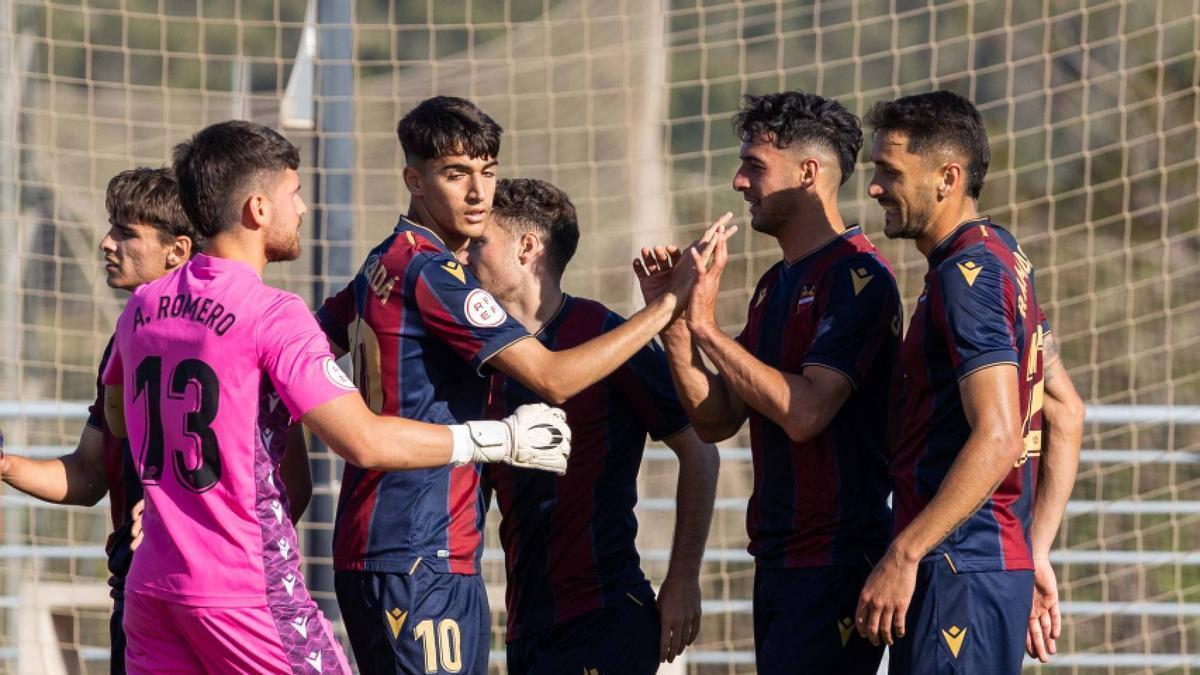 El filial celebra el gol de Bekkouche