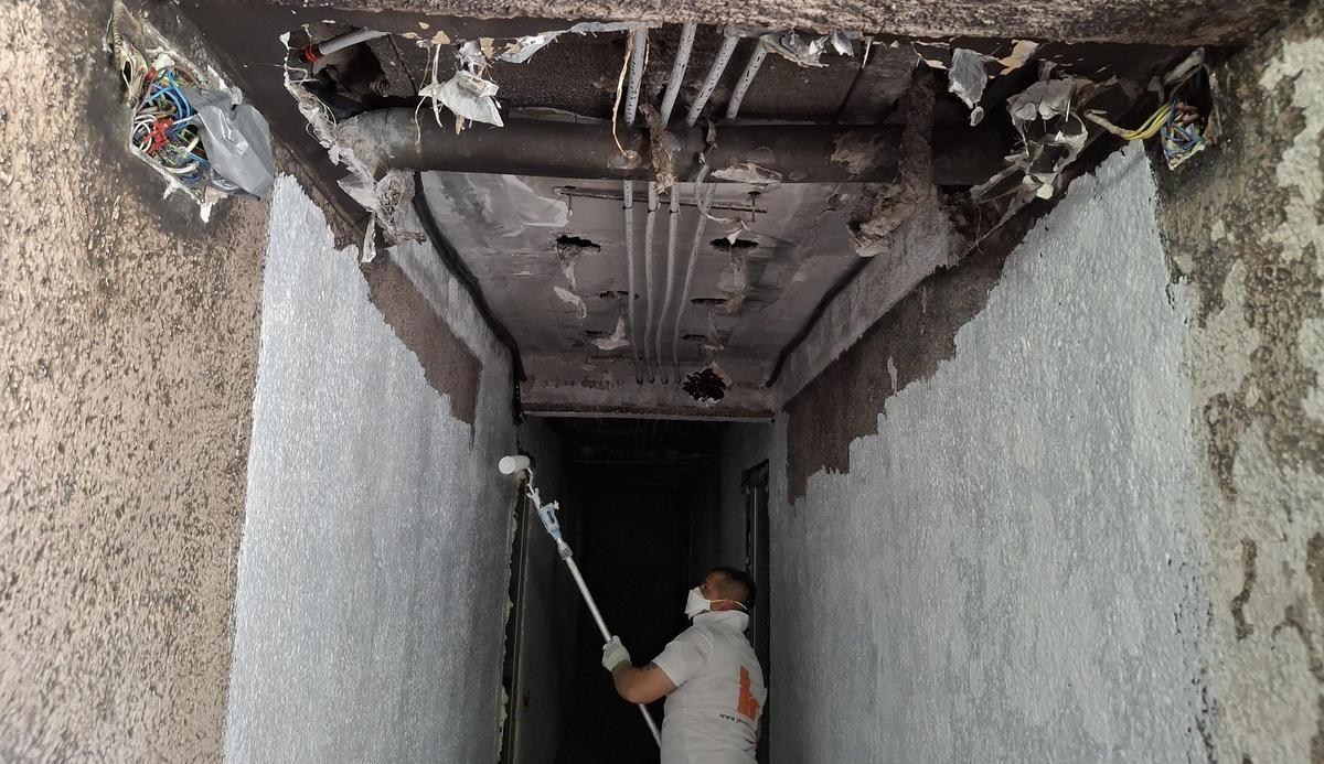 Un trabajador pintaba este viernes el rellano de la segunda planta, donde está el piso en el que comenzó el terrible incendio