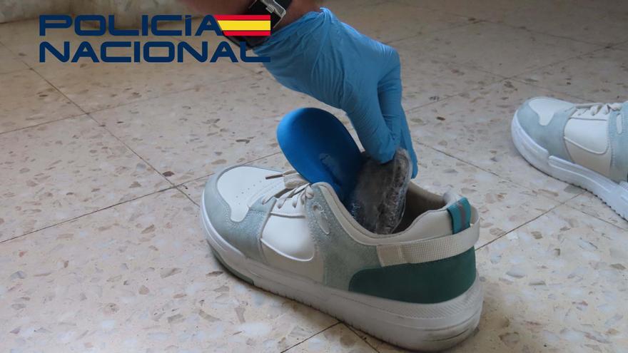 Detenido en Badajoz por intentar introducir hachís en la cárcel en unas zapatillas