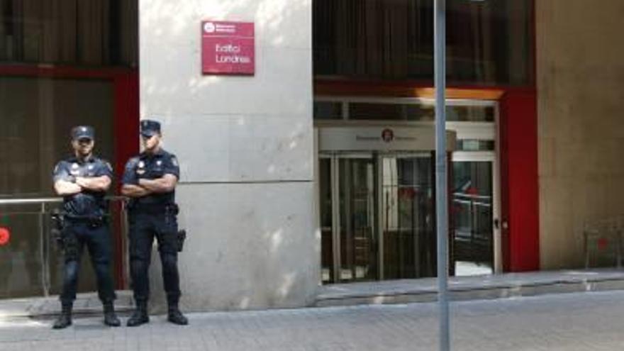 Dos agents custodiant l&#039;edifici de la Diputació al carrer Londres de Barcelona, ahir