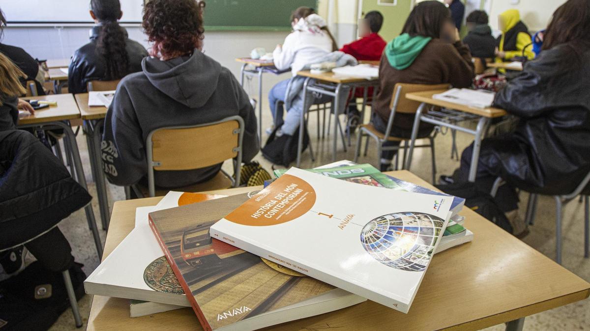 Alumnos en una clase de Historia en un IES de la provincia