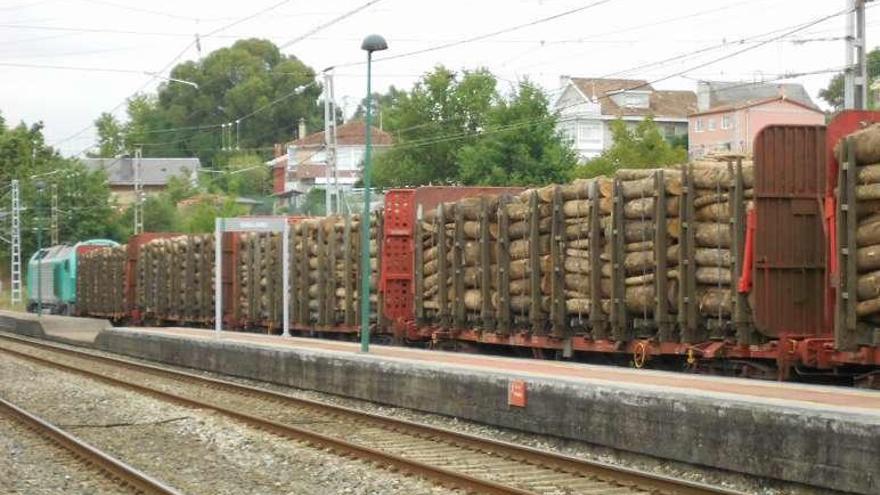 El tren portugués, en una vía muerta de la estación de Guillarei. // E.G.