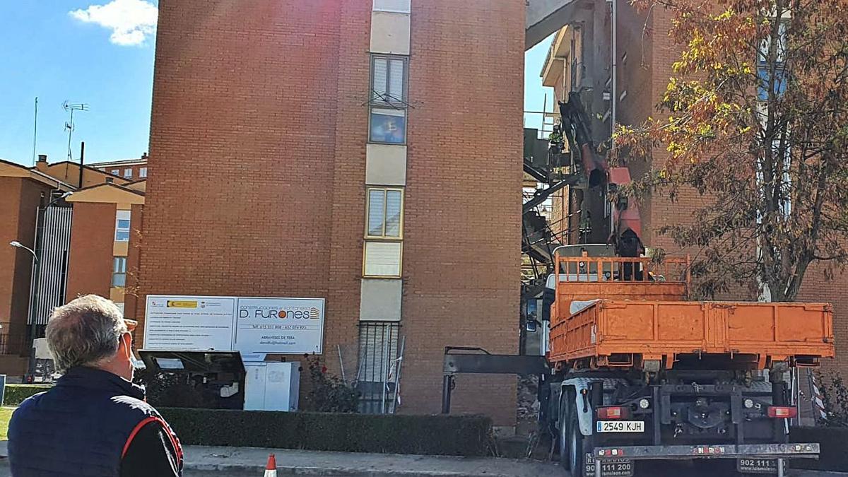 Las obras para instalar los ascensores. Abajo, planos del proyecto de actuación.| J. A. G.