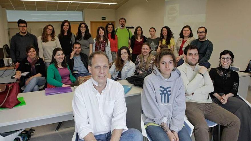 Javier Martín, en primer término a la izquierda, junto a los participantes en la lanzadera de empleo.