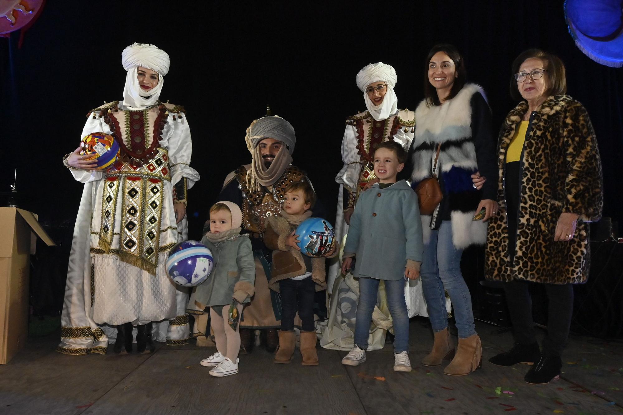 Los peques de Castelló entregan al Cartero Real las misivas con sus deseos. Encuentra tu foto.