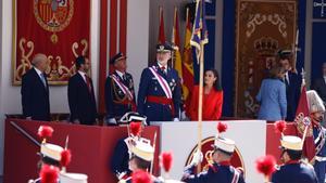 Los Reyes Don Felipe (4i) y Doña Letizia (5i) durante el desfile militar con motivo del día de las fuerzas armadas, a 25 de mayo de 2024, en Oviedo, Asturias (España).
